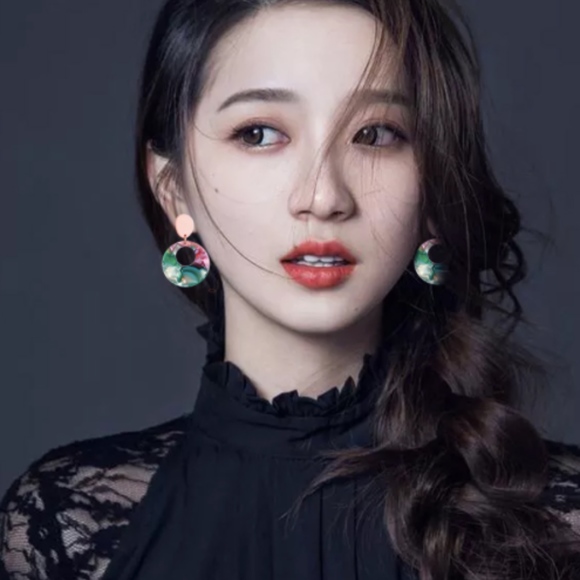 'Acantha' Resin Tortoise Shell Acrylic Earrings - Picture 6 of 6